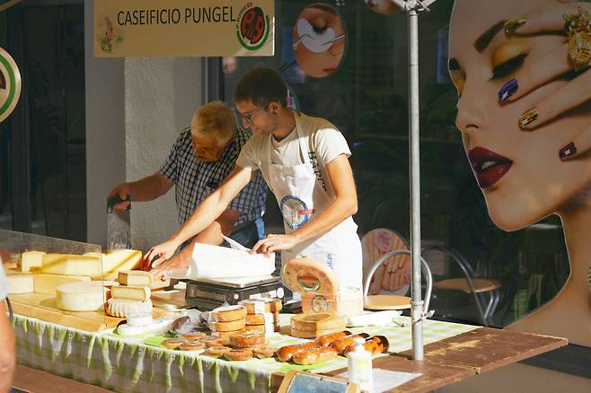 쿠어 장터 매장