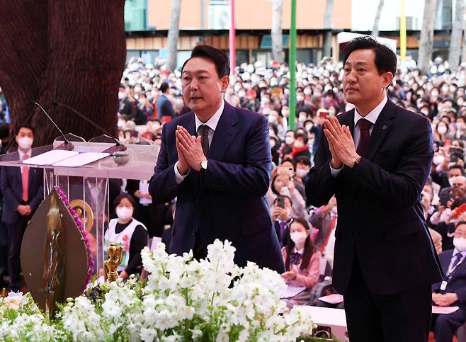 윤석열 대통령 당선인과 오세훈 서울시장이 8일 오전 서울 종로구 조계사에서 열린 불기 2566년 부처님오신날 봉축법요식에서 나란히 합장하고 있다. [연합]