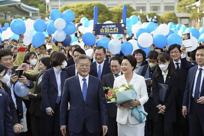 문재인 대통령과 김정숙 여사가 9일 오후 청와대 직원들의 배웅을 받으며 청와대에서 퇴근하고 있다. [연합]