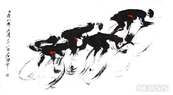 [서울=뉴시스]양팔없는 화가 석창우 화백이 의수 갈고리에 끼고 그린 수묵 크로키.