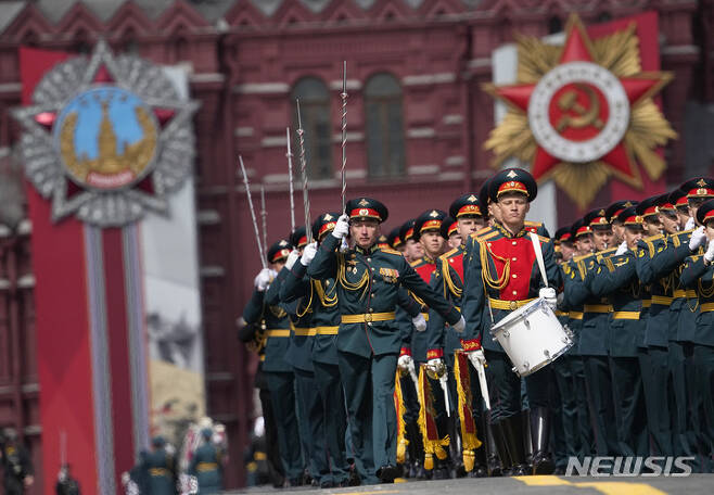 [모스크바=AP/뉴시스] 9일(현지시간) 러시아 모스크바의 붉은 광장에서 제2차 세계대전 종전 제77주년(전승절) 기념 열병식이 러시아 군악대가 연주하며 행진하고 있다. 2022.05.09.