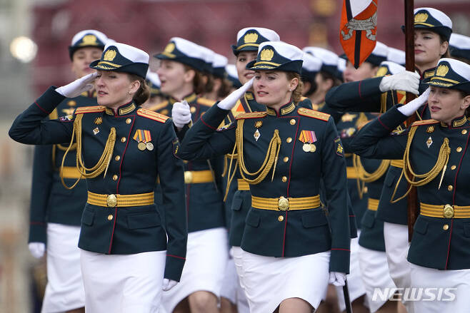 [모스크바=AP/뉴시스] 9일(현지시간) 러시아 모스크바의 붉은 광장에서 제2차 세계대전 종전 제77주년(전승절) 기념 열병식이 열려 러시아 여군들이 행진하고 있다. 2022.05.09.
