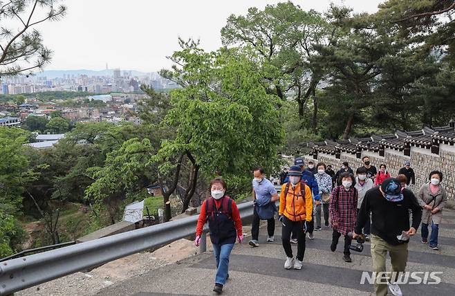 [서울=뉴시스] 권창회 기자 = 제20대 윤석열 대통령 취임식날인 10일 오전 서울 종로구 청와대 춘추문에서 열린 등산로 개방 행사에 참가한 시민들이 등산을 하고 있다. 2022.05.10. kch0523@newsis.com