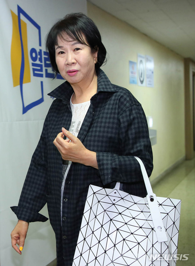 [서울=뉴시스] 장세영 기자 = 손혜원 열린민주당 최고위원이 19일 서울 여의도 열린민주당 중앙당사에서 열린 비공개 열린 민주당 최고위원회의를 위해 입장하고 있다. 2020.04.19. photothink@newsis.com