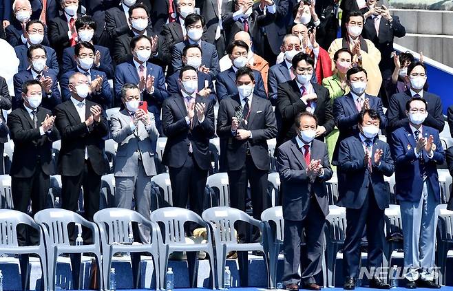 [서울=뉴시스] 김선웅 기자 = 10일 서울 여의도 국회에서 열린 윤석열 대통령 취임식에서 이웅열 코오롱그룹 명예회장(왼쪽부터) 정의선 현대차그룹 회장, 박정원 두산그룹회장, 구광모 LG그룹회장, 정용진 신세계 부회장, 조원태 한진그룹 회장, 신동빈 롯데 회장, 이재용 삼성전자 부회장이 박수를 치고 있다. (공동취재사진) 2022.05.10. photo@newsis.com