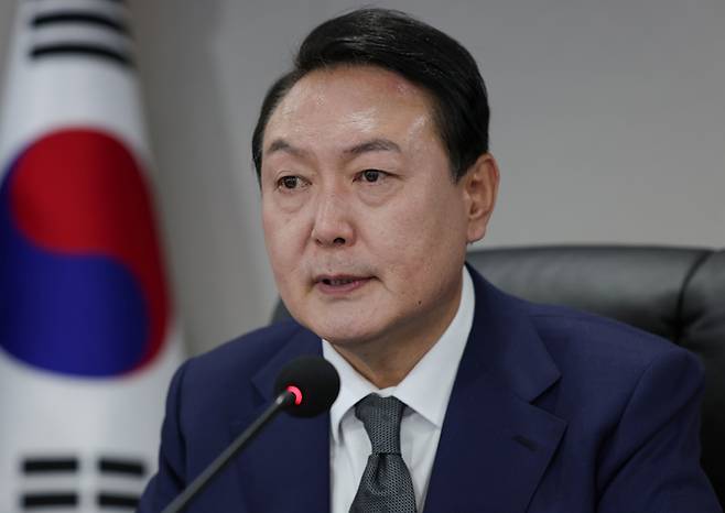 윤석열 대통령이 10일 0시 서울 용산 대통령실 국가위기관리센터 상황실에서 국군통수권 이양 및 북한 군사동향 등의 보고를 받으며 집무를 시작하고 있다. 대통령실 제공