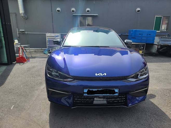 조립 불량이 발생한 기아자동차 ‘EV6’. 핵심 부품인 배터리팩에 볼트가 일부 빠져있었다. 제보자 제공