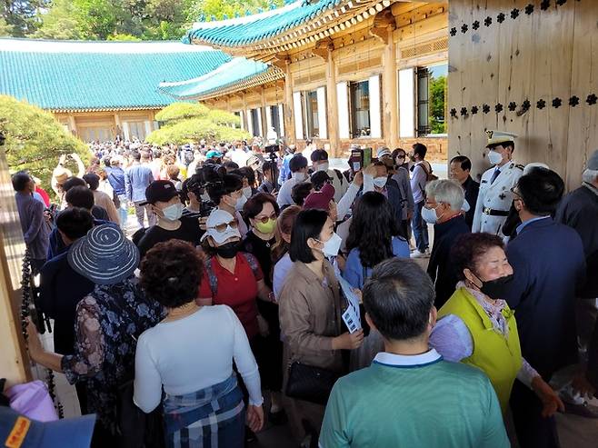 청와대 개방 첫날인 10일, 관저로 들어가는 문 앞이 관람객들로 붐비고 있다.