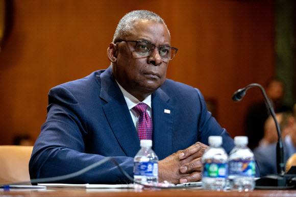 로이드 오스틴 미국 국방장관이 3일(현지시간) 상원 세출 소위원회 청문회에 출석해 의원들의 질문을 경청하고 있다. 워싱턴 EPA 연합뉴스