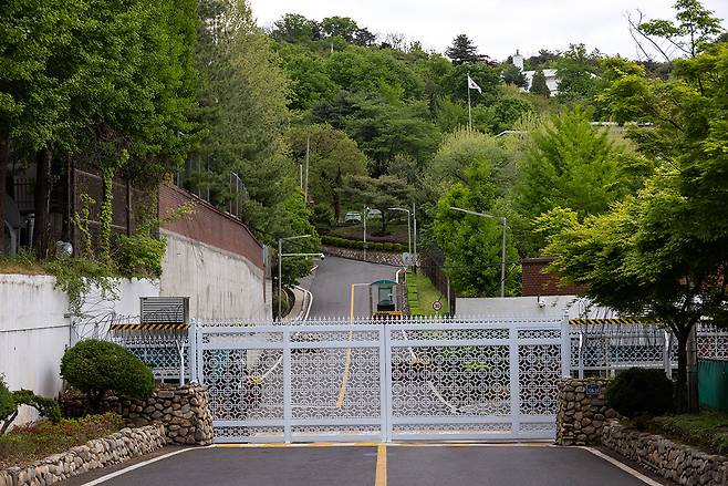 서울 용산구 한남동 공관촌 입구. 사진 우측 상단 쪽에 나무에 가려 살짝 보이는 흰 건물이 외교부 장관 공관이다. ⓒ시사IN 조남진