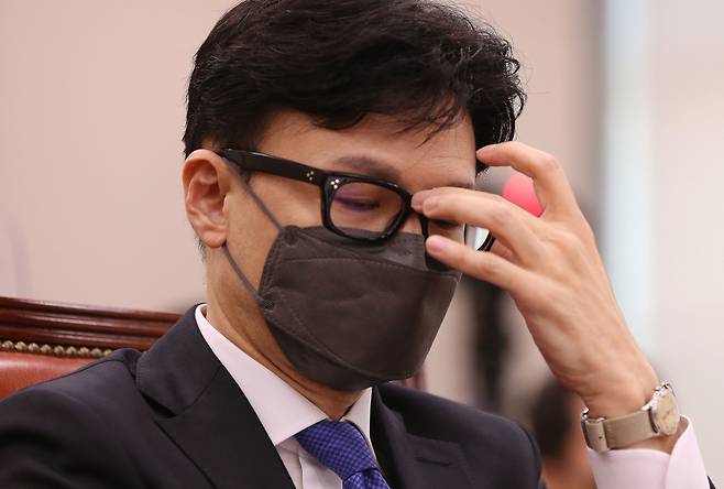 한동훈 법무부 장관 후보자가 5월9일 오전 국회에서 열린 인사청문회에서 생각하고 있다. ⓒ 연합뉴스