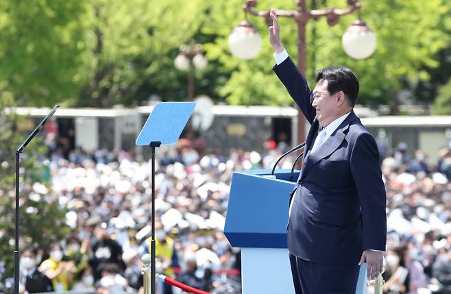 윤석열 대통령이 10일 오전 서울 여의도 국회에서 열린 제20대 대통령 취임식에서 취임사를 마친 뒤 인사하고 있다. ⓒ연합뉴스