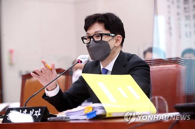 의원질의 답변하는 한동훈 후보자 (서울=연합뉴스) 이정훈 기자 = 한동훈 법무부 장관 후보자가 9일 오후 국회에서 열린 인사청문회에서 의원질의에 답변하고 있다. uwg806@yna.co.kr