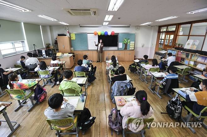 가림판 제거된 교실 (서울=연합뉴스) 전국 모든 학교에서 정상 등교가 이뤄진 2일 서울 광진구 광장초등학교 학생들이 가림판이 제거된 자리에서 수업을 듣고 있다. 2022.5.2 [사진공동취재단] photo@yna.co.kr