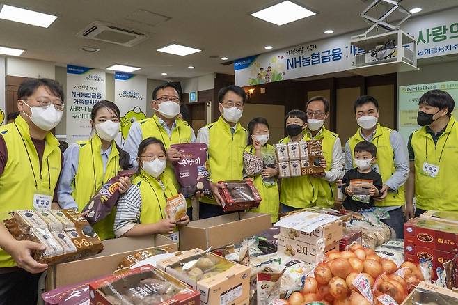 NH농협금융, '사랑의 농산물 꾸러미' 나눔 [농협금융 제공. 재판매 및 DB 금지]