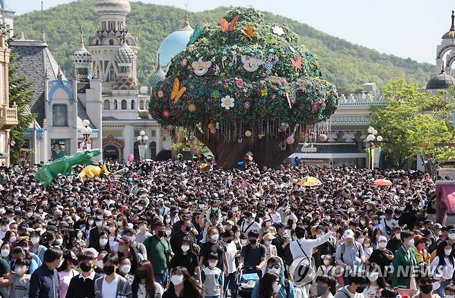 놀이동산 들어서는 시민들 (용인=연합뉴스) 홍기원 기자 = 어린이날인 5일 오전 경기도 용인시 에버랜드에서 입장을 기다리던 시민들이 게이트가 열리자 안으로 들어오고 있다. 2022.5.5 xanadu@yna.co.kr