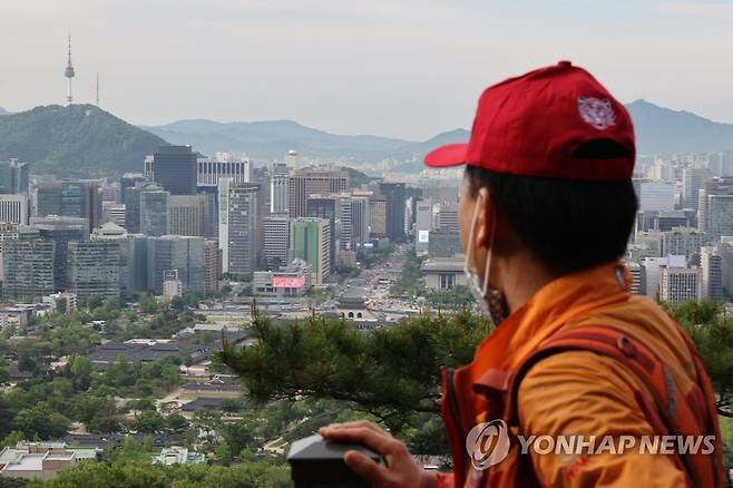 '청와대 전망대서 바라보는 서울 도심은' (서울=연합뉴스) 홍해인 기자 = 10일 서울 종로구 청와대 춘추문이 열리며 등산로 개방 행사에 참가한 시민들이 청와대 전망대에서 광화문 일대를 바라보고 있다. 2022.5.10 hihong@yna.co.kr