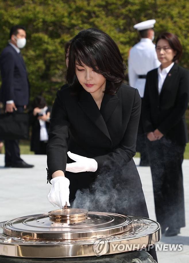 분향하는 김건희 여사 (서울=연합뉴스) 서명곤 기자 = 윤석열 대통령의 부인 김건희 여사가 10일 오전 서울 동작구 국립서울현충원 내 현충탑에 분향하고 있다. 2022.5.10 seephoto@yna.co.kr