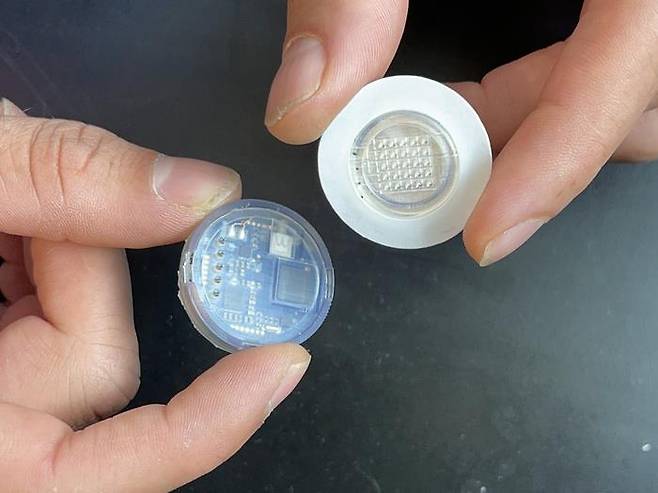 초미세 바늘이 박힌 패치와 센서와 무선송신기 등으로 구성된 전자장치 [Laboratory for Nanobioelectronics / UC San Diego제공/ 재판매 및 DB 금지]