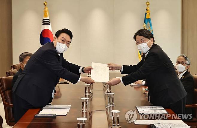 일본 기시다 총리 친서 전달받는 윤석열 대통령 (서울=연합뉴스) 서명곤 기자 = 윤석열 대통령이 10일 오후 용산 대통령실 접견실에서 일본의 하야시 요시마사 외무상으로부터 기시다 총리의 취임 축하 친서를 전달받고 있다. 2022.5.10 seephoto@yna.co.kr