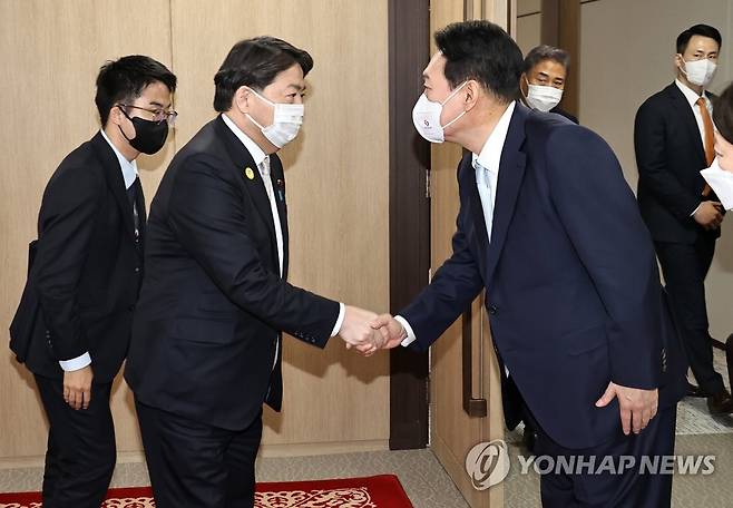 일본 하야시 외무상과 악수하는 윤석열 대통령 (서울=연합뉴스) 서명곤 기자 = 윤석열 대통령이 10일 오후 용산 대통령 집무실 앞에서 일본의 하야시 요시마사 외무상과 악수하고 있다. 2022.5.10 seephoto@yna.co.kr