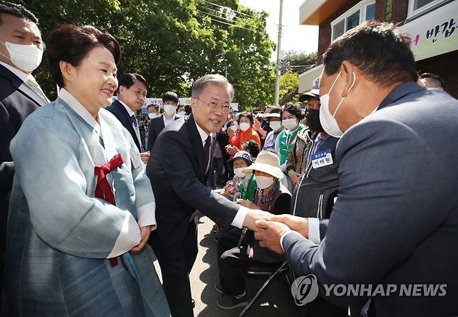 평산마을회관서 인사하는 문재인 전 대통령 내외 (양산=연합뉴스) 김동민 기자 = 문재인 전 대통령 내외가 10일 오후 경남 양산시 하북면 평산마을회관에서 주민들과 인사하고 있다. 2022.5.10 [공동취재] image@yna.co.kr