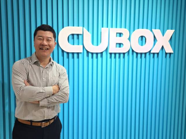 남운성 씨유박스 대표가 회사를 소개하며 활짝 웃고 있다.