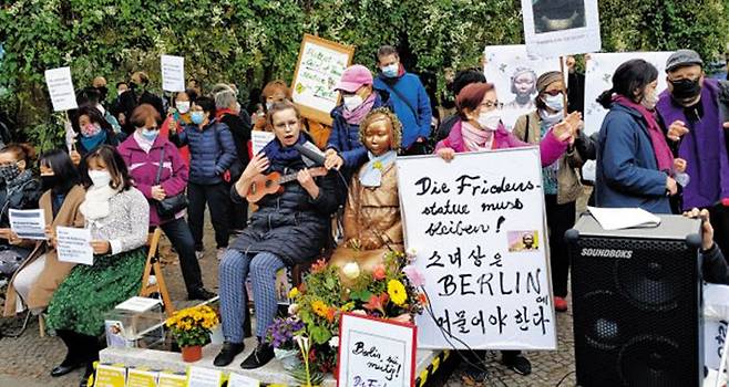 지난해 독일 수도 베를린 미테구에 설치된 평화의 소녀상 주변에서 시민들이 소녀상 철거에 반대하는 집회를 하고 있다. /연합뉴스