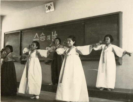우성중(1971년) 스승의날 행사를 기념하며 여학생들이 풍년이 왔네~ 춤을 추는 모습