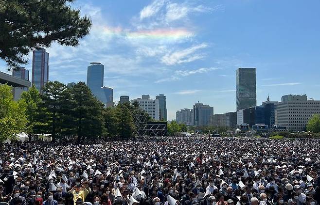 10일 서울 여의도 국회의사당 앞 잔디마당에서 열린 제20대 대통령 취임식에 무지갯빛 채운이 보이고 있다. ⓒ국회사진취재단