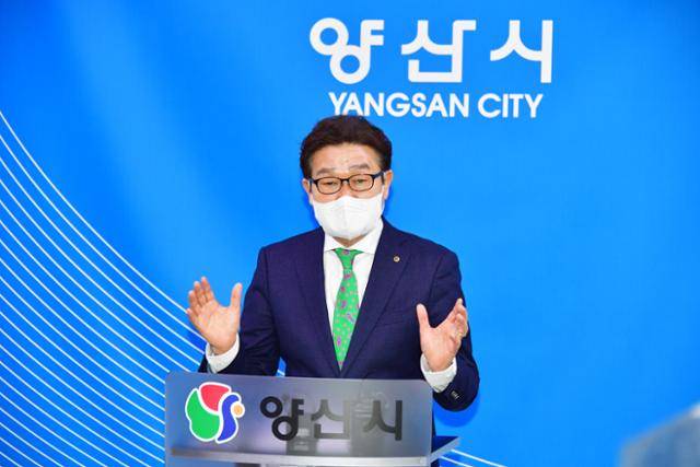 재선에 도전하는 김일권 양산시장이 4월 18일 시청 프레스센터에서 지역 숙원사업인 물금역 KTX 정차 관련 추진상황을 설명하고 있다. 양산시 제공