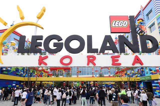 개장 후 첫 주말인 8일 오전 강원 춘천시 레고랜드 코리아 리조트가 입장객들로 붐비고 있다. 연합뉴스