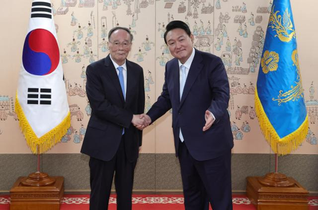 윤석열 대통령이 10일 서울 용산구 대통령 집무실에서 왕치산 중국 국가 부주석과 기념촬영하고 있다. 뉴시스