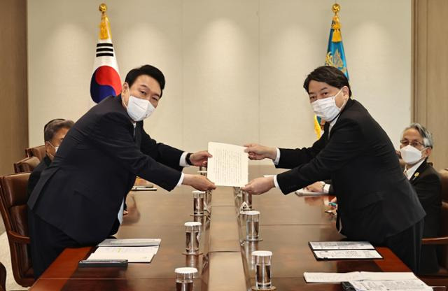 윤석열 대통령이 10일 오후 용산 대통령실 접견실에서 하야시 요시마사 일본 외무장관으로부터 기시다 후미오 일본 총리의 취임 축하 친서를 전달받고 있다. 대통령실사진기자단