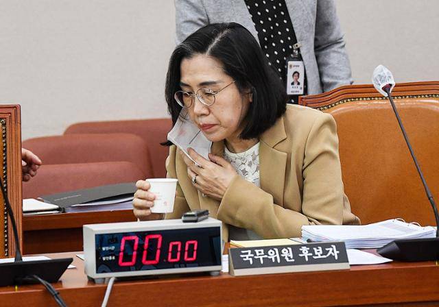 인사청문회에 출석한 김현숙 여성가족부 장관 후보자가 청문회 시작에 앞서 물을 마시고 있다. 뉴스1