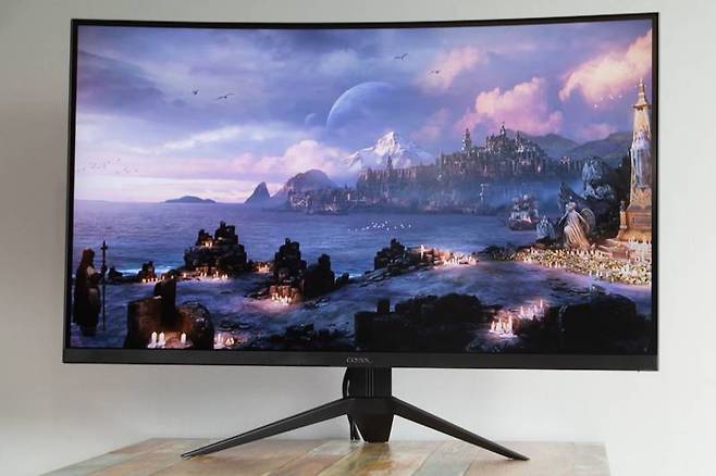 카멜 CM3210GQC, 32형 VA 패널이 적용된 게이밍 모니터다. 출처=IT동아