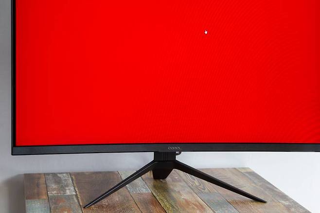 LCD 디스플레이는 필연적으로 결함이 있을 수 밖에 없다. 따라서 제조사가 이런 부분에 대해 보증하지 않으면 불량 제품을 그냥 써야하는 일이 생길 수 있다. 사진은 문제가 있는 픽셀을 찾는 방법. 출처=IT동아