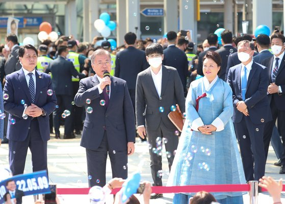 문재인 전 대통령과 김정숙여사가 10일 울산역에 도착해 환영나온 지지자들에게 인사하고 있다. 송봉근 기자