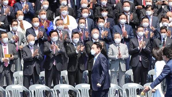 윤석열 대통령이 10일 서울 여의도 국회에서 열린 제20대 대통령 취임식에 참석하고 있다. 그 뒤로 국내 기업 총수들이 자리하고 있다. 김성룡 기자