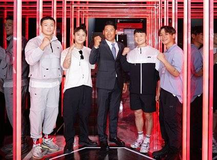 UFC스포츠 런칭 행사에 참석한 정다운(왼쪽), 신한코리아 대표 김한철(가운데), 최두호(오른쪽 둘째). [사진 UFC스포츠]
