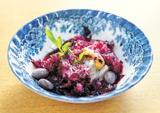 성게 알과 살얼음 낀 블루베리 육수가 어우러진 도미 물회. 박종근 기자