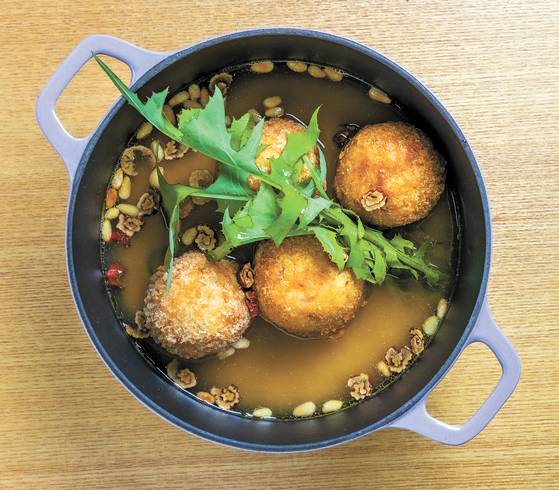 농장 이곳저곳을 휘저으며 몇 년을 자란 토종닭으로 끓인 아란치니 삼계탕. 박종근 기자