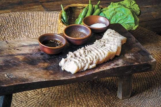 제주 옛날 도마에 차린 돔베고기. 양용진 제주향토음식보전연구원장 외가에서 4대 이상(120년 안팎) 물려 써 온 도마로, 가로 60㎝ 세로 40㎝ 상판에 30㎝ 정도의 다리를 달았다. [사진 이택희]