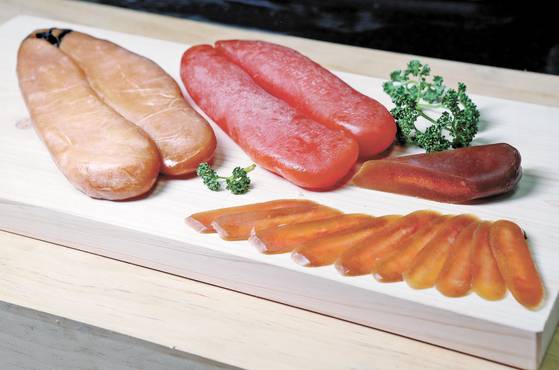 봄 가숭어 알과 가을 보리숭어 알(붉은빛)어란. 보통 봄에 800㎏, 가을에 400㎏을 사들여 어란 600㎏을 만든다. 신인섭 기자