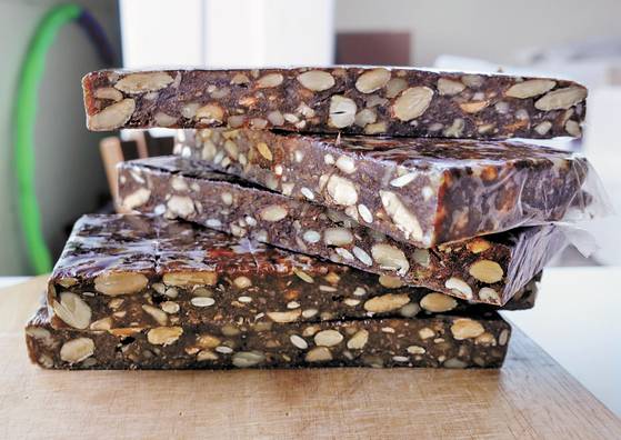 열 달 숙성 곶감에 5가지 견과류를 섞어 만든 ‘곶감강정’. [사진 이택희]