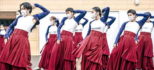 서울시무용단 단원들이 11일 세종문화회관 5층 연습실에서 종묘제례악 일무를 새롭게 창작한 ‘신(新)일무’를 시연하고 있다. 세종문화회관 제공
