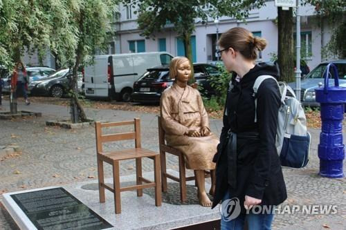 베를린 거리에 설치된 소녀상을 바라보는 시민. /사진=연합뉴스