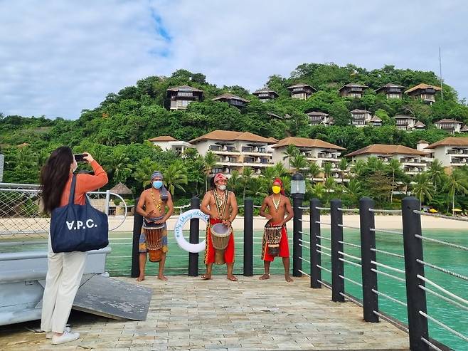 샹그릴라 리조트 선착장. 오전마다 신나는 공연을 감상할 수 있다.  /사진= 강예신 여행+ 기자