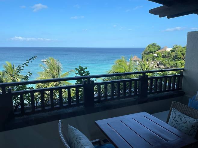 샹그릴라 보라카이 프리미어 씨뷰 룸 발코니. /사진= 강예신 여행+ 기자