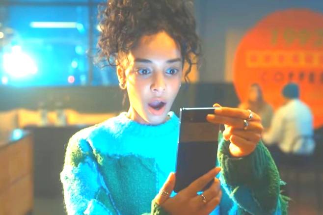 삼성디스플레이가 공개한 ‘버티컬 슬라이더블(Vertical Slidable)’ 디스플레이. 상하 수직으로 스마트폰 화면이 확대되는 것이 특징이다. [삼성디스플레이 유튜브]